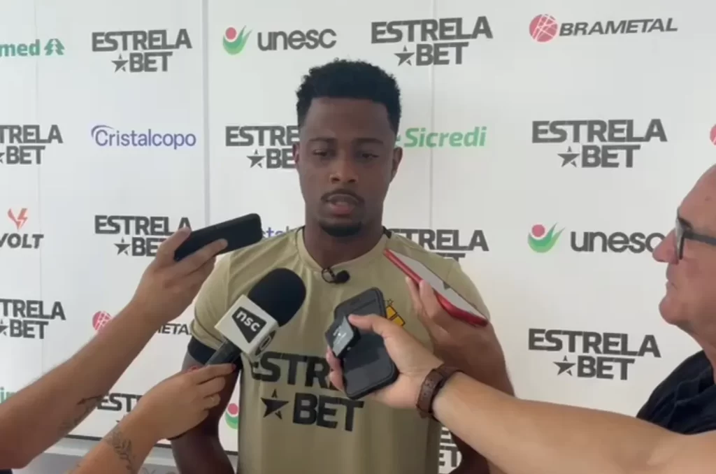 Matheus Trindade, durante entrevista coletiva no CT Antenor Angeloni