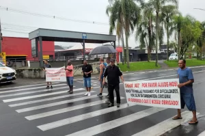Ex-trabalhadores de Carbonífera protestam em Criciúma