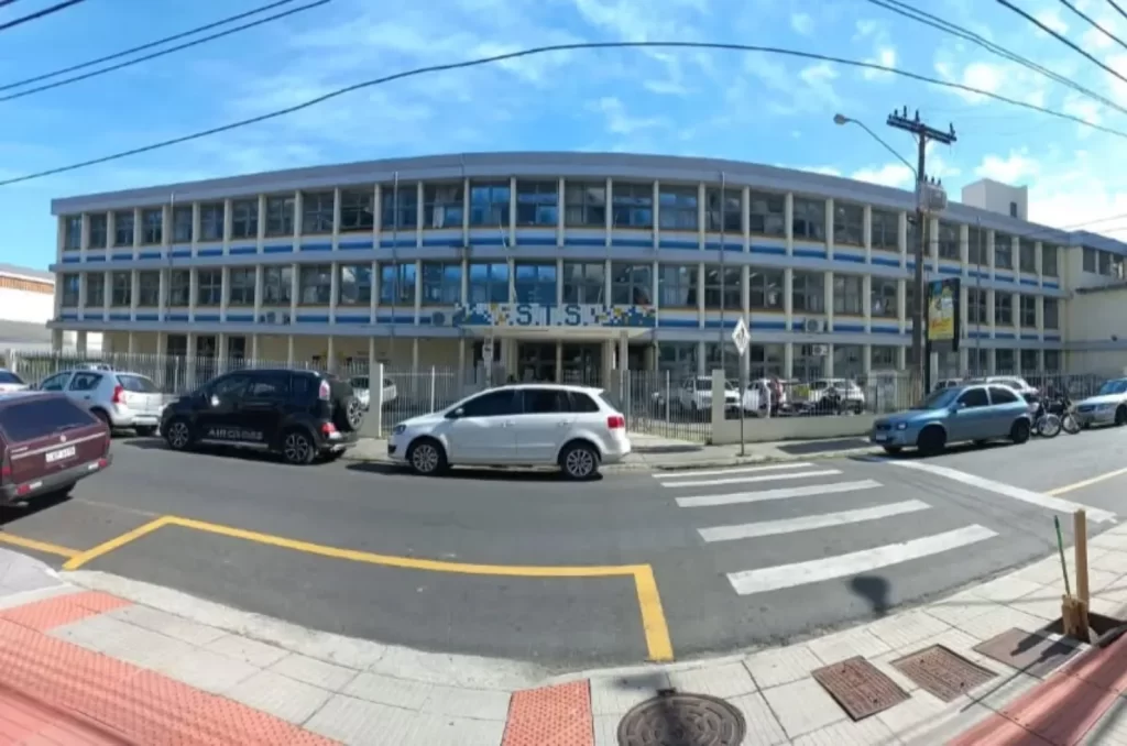 Imagem da fachada da escola Sebastião Toledo dos Santos, o Colegião em Criciúma