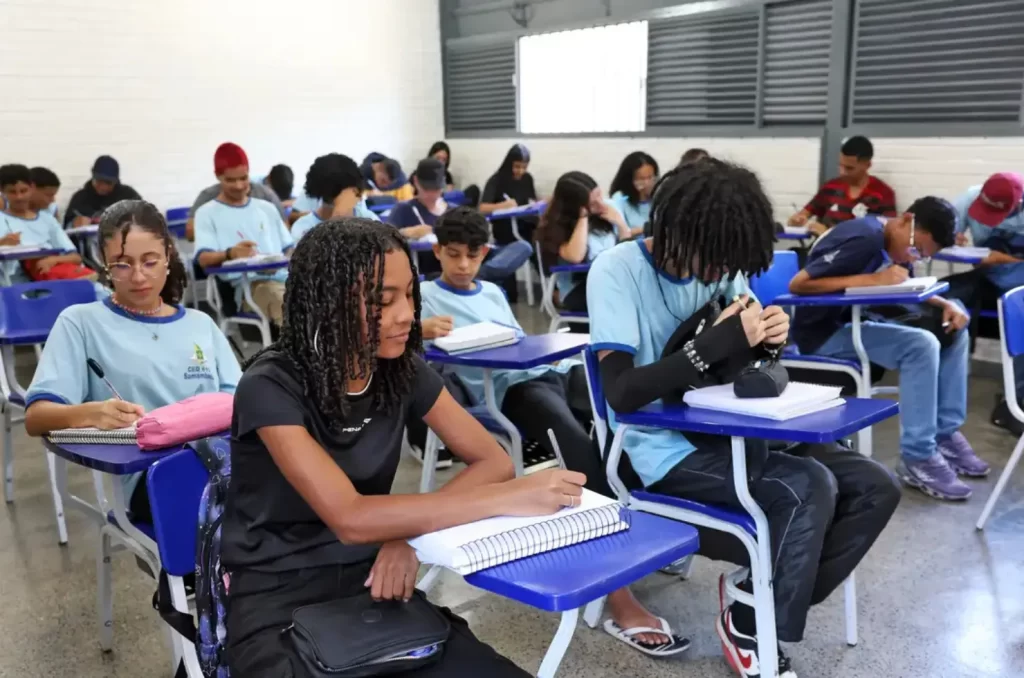 Alunos do ensino médio que poderão participar do pé-de-meia