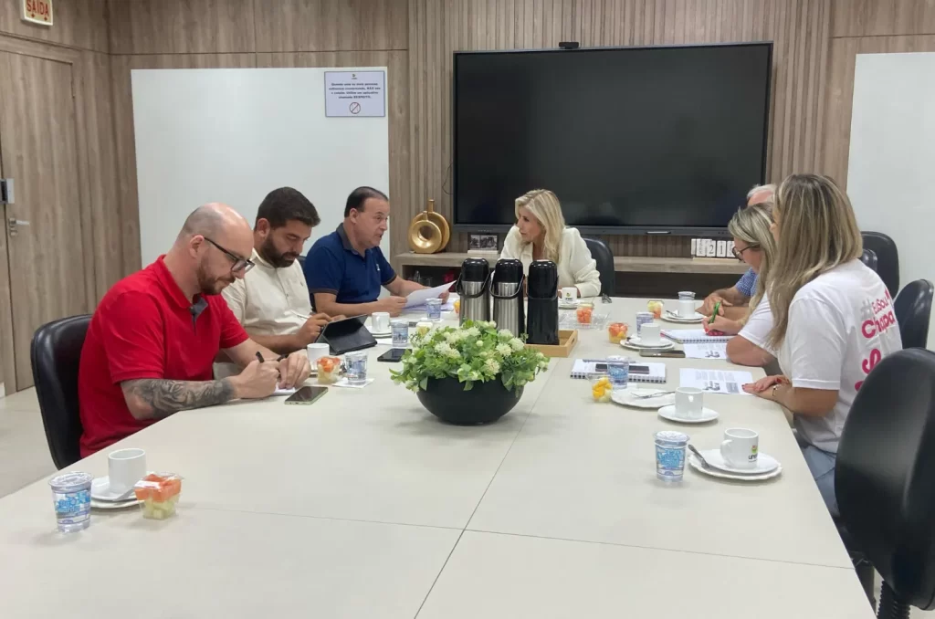 Reunião do projeto de despoluição do Rio Mãe Luzia, destacando a iniciativa sustentável e o apoio de instituições envolvidas