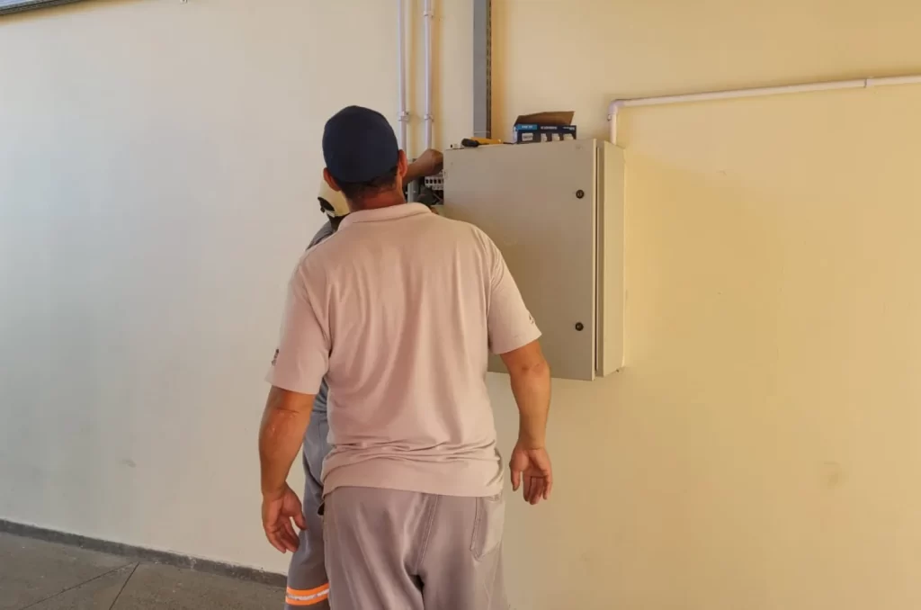 Foto de uma manutenção elétrica em uma escola em SC