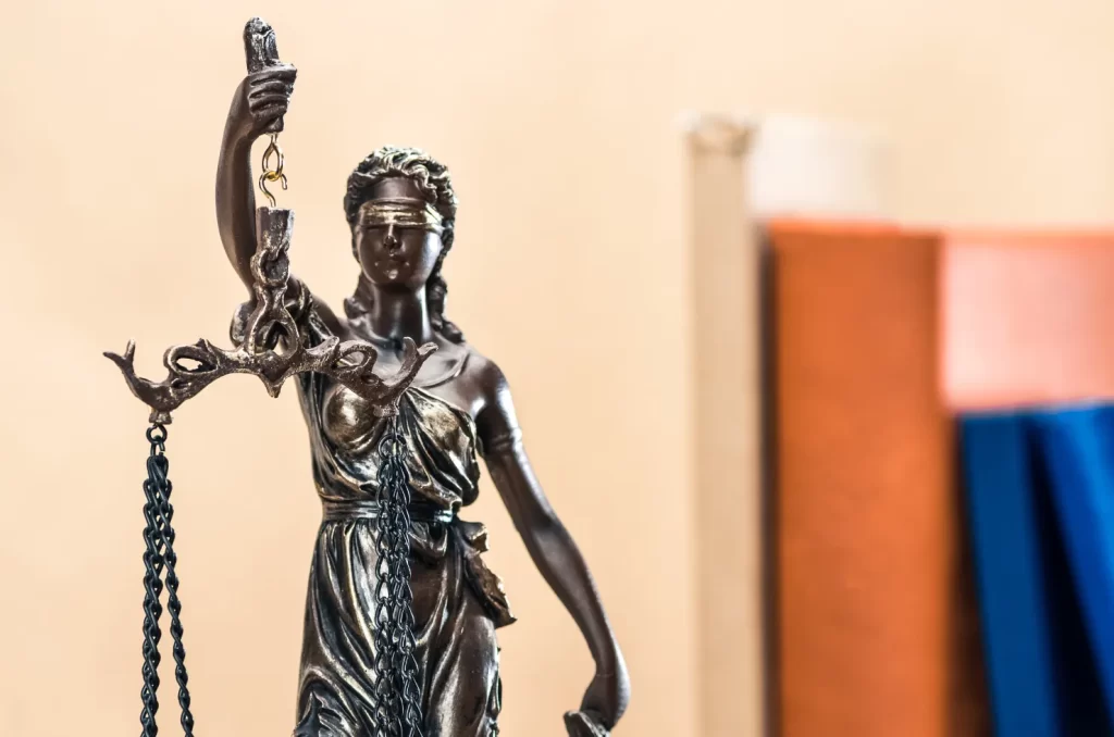 Ilustração de uma imagem da justiça que condenou o homem em Araranguá