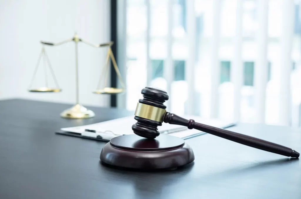 Ilustração de uma pessoa condenada como esse caso de Araranguá