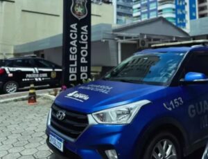 Homem queima comerciante com café quente