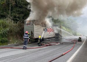 Incêndio em carreta na BR-101 mobiliza bombeiros