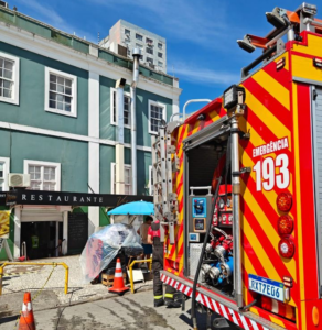 Bombeiros controlam incêndio em restaurante de SC