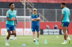 Dorival observa atletas e define planos da Seleção