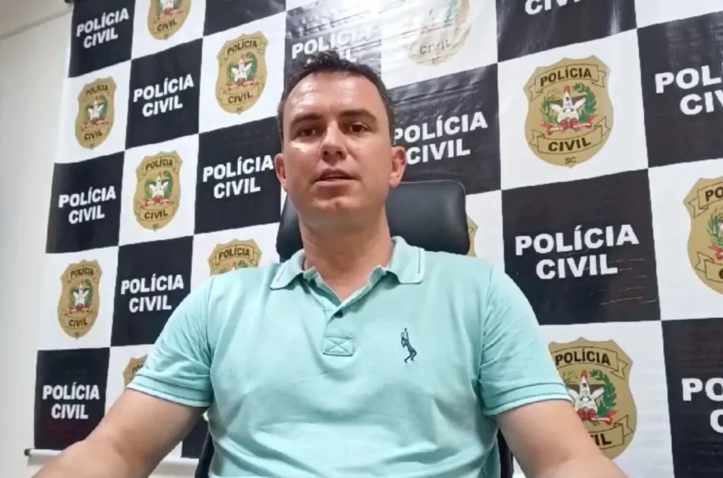 Delegado Luís Otávio Pohlmann falando sobre o homicídio em Araranguá