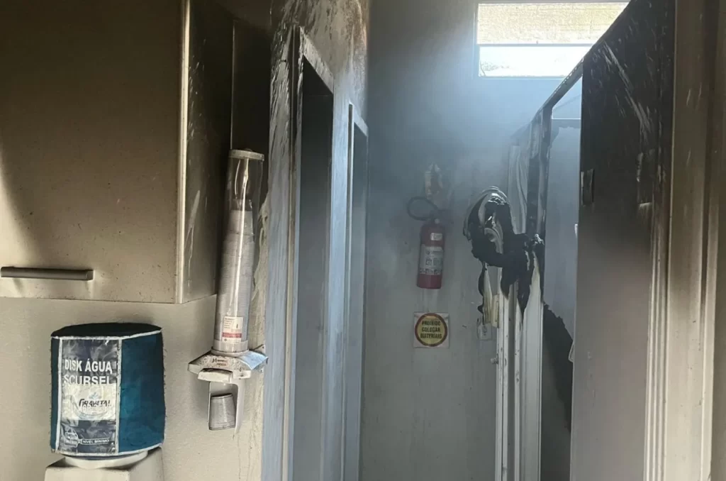 Incêndio em um laboratório de Orleans, com danos em uma sala comercial, sem vítimas