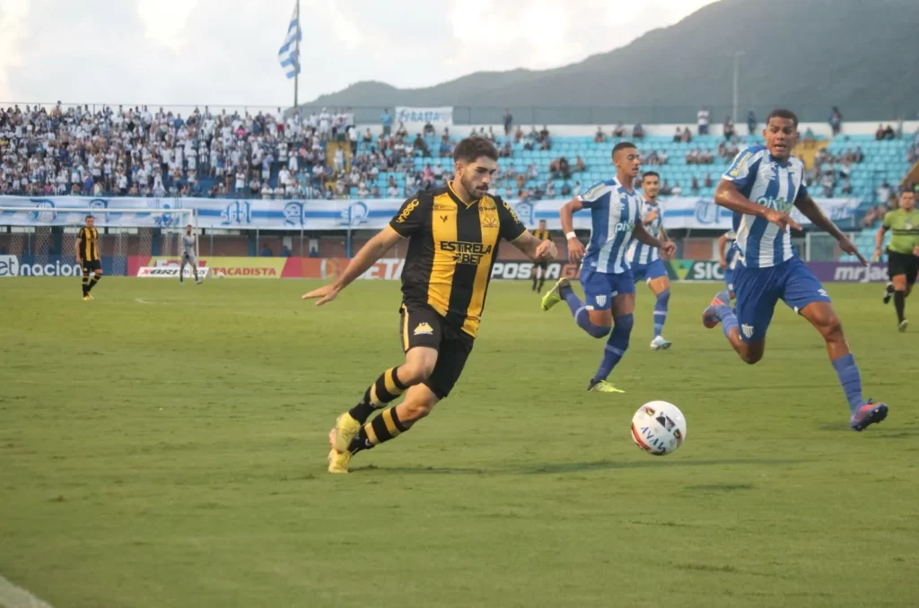 João Carlos disputando partida contra o Avaí em 2024