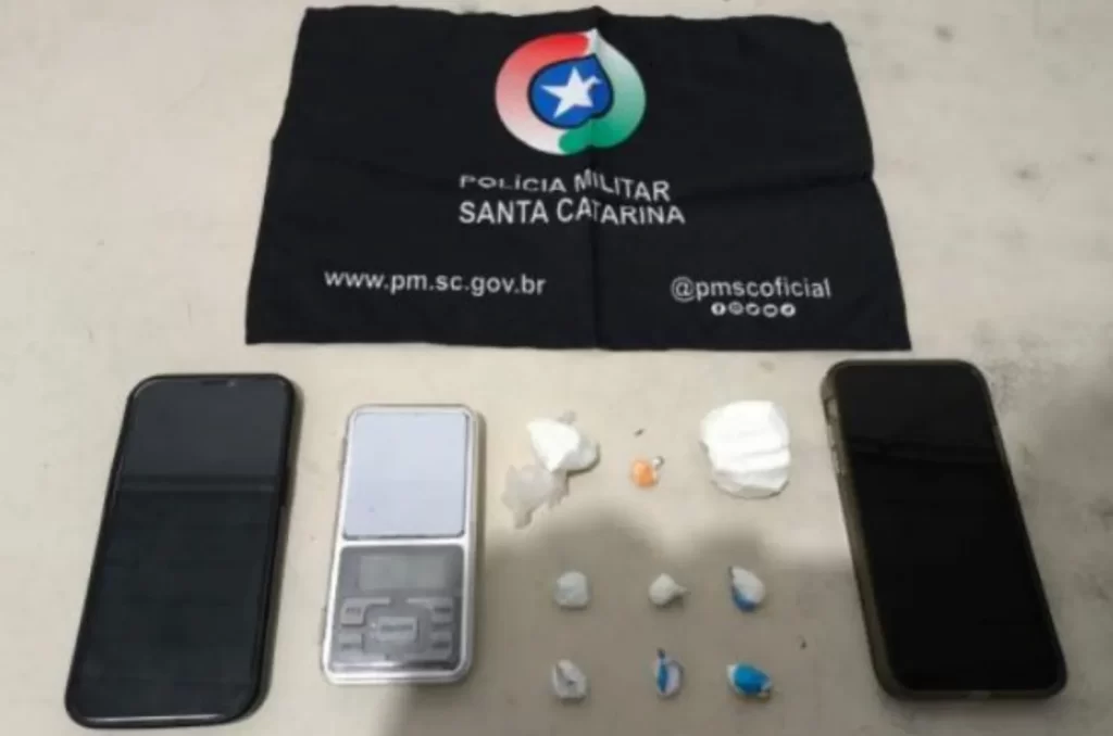 Jovem é preso traficando próximo à escola em Sombrio