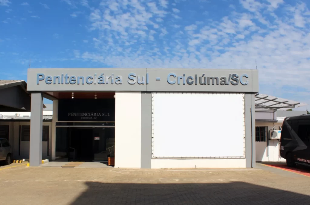 Juíza determina devolução de presos transferidos sem autorização para a Penitenciária Sul, citando superlotação como justificativa