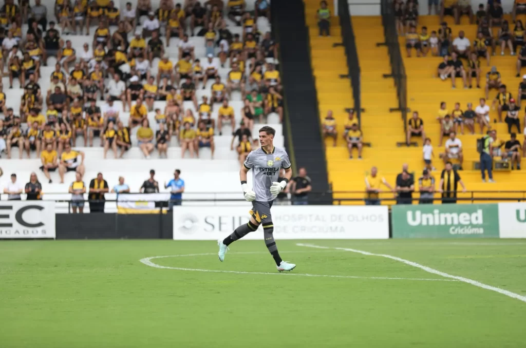 Goleiro Kauã jogando pelo Criciúma no Catarinense 2025
