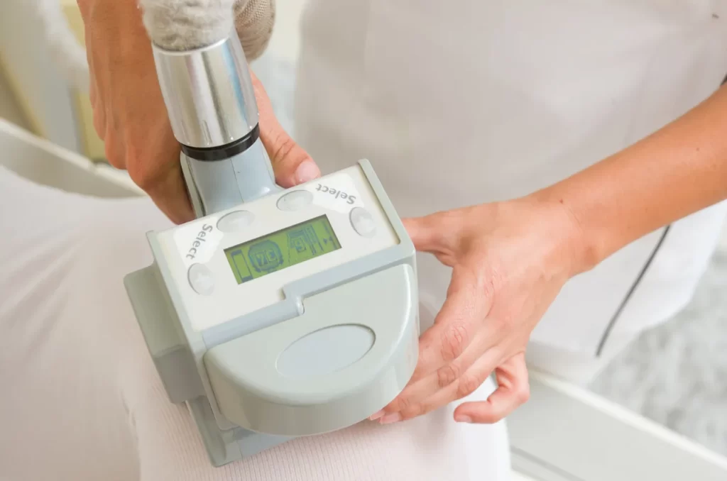 Uma pessoa sendo examinada para detectar lipomas