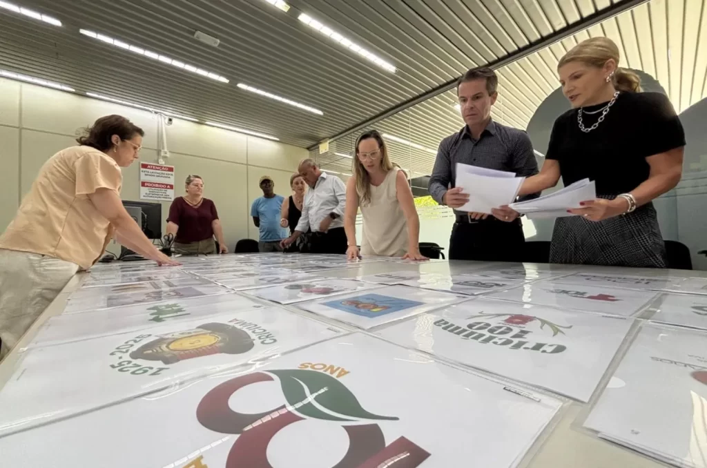 Jurados analisando a logo do Centenário de Criciúma