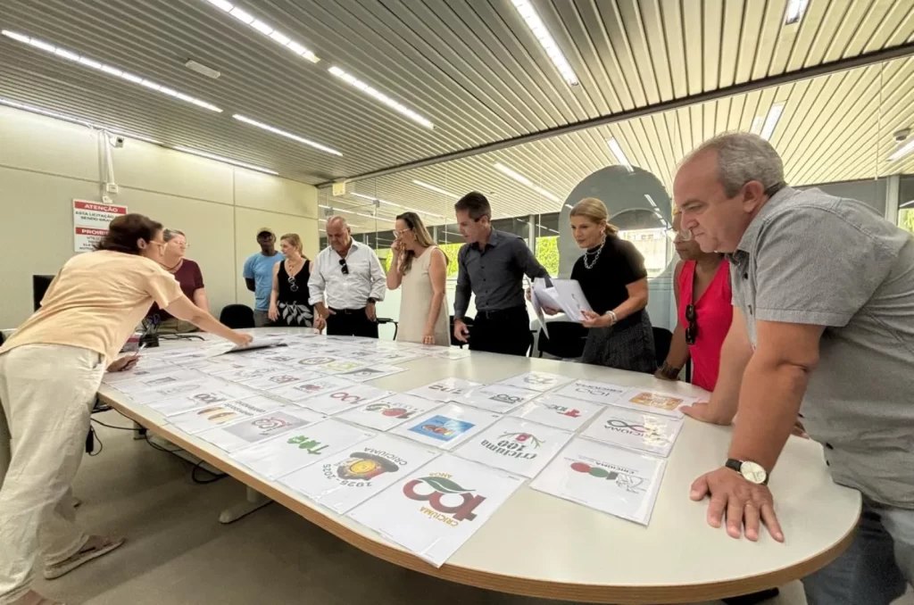 Jurados analisando a logo do Centenário de Criciúma