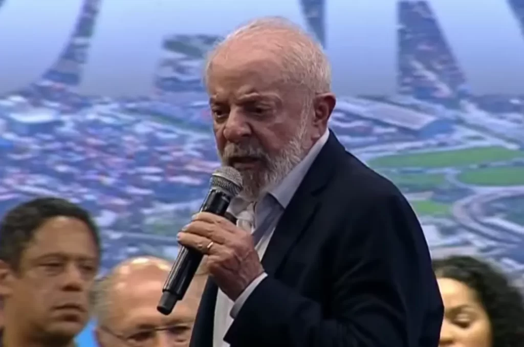 Lula durante discurso em que fala de Jorginho Mello