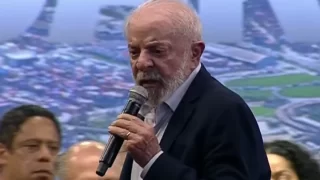 Lula durante discurso em que fala de Jorginho Mello