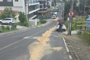 Mais um vazamento de óleo atinge ruas de Criciúma