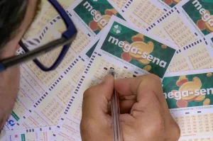 Mega-Sena acumula e sorteia R$ 120 milhões