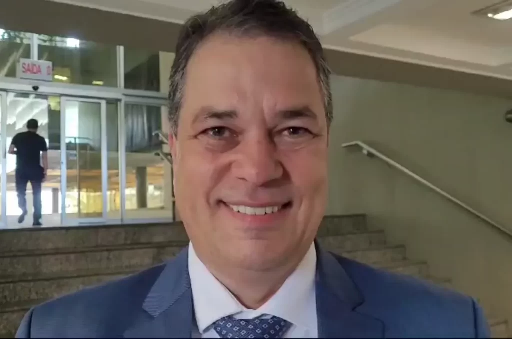 Rodrigo Minotto, durante entrevista à Rádio Cidade em Dia