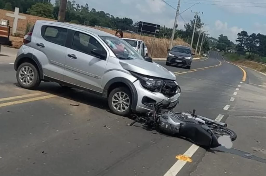 Motocicleta e veículo envolvidos em acidente em Içara