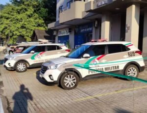 Mulher mata marido e ataca filhos com faca no Alto Vale