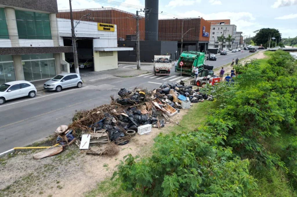 22 Toneladas de lixo sendo removidas do Rio Tubarão