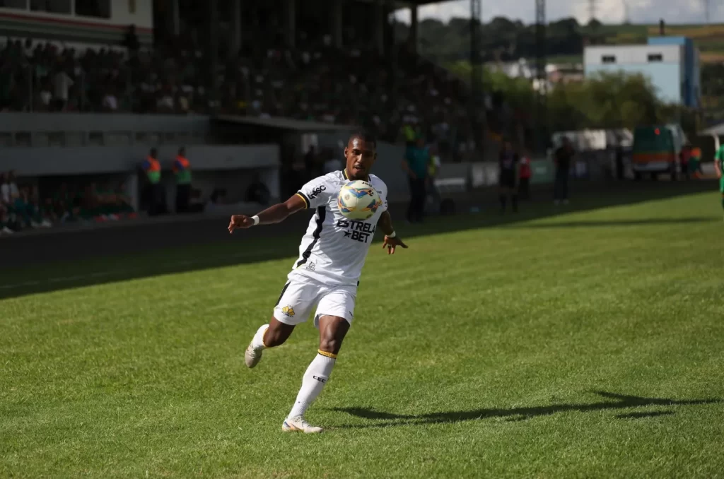 Léo Alaba, durante partida contra a Chapecoense, em Xanxerê