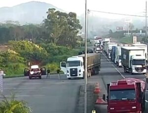 Policial sobe e para em caminhão em movimento na 101