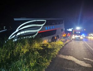 Ônibus com 49 passageiros se envolve em acidente em SC