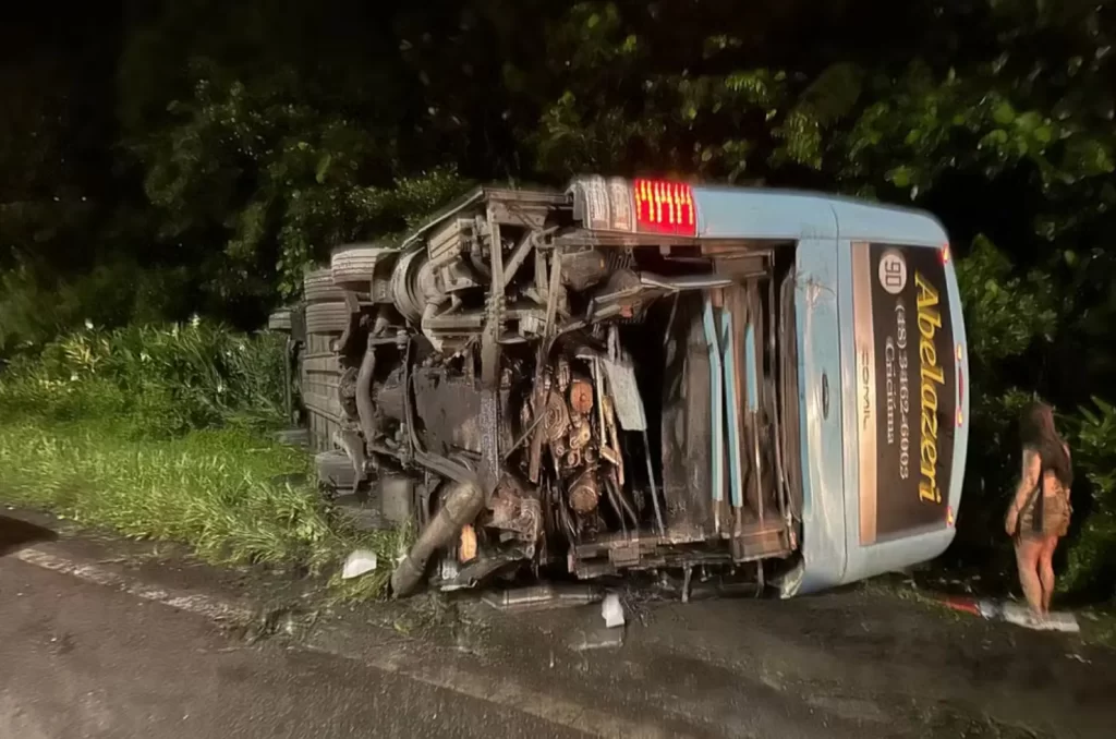 Ônibus com destino a Criciúma se envolve em acidente
