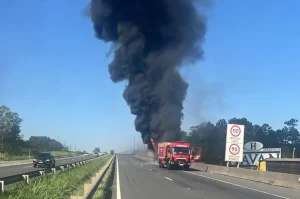 Ônibus de turismo pega fogo na BR-101 em Maracajá