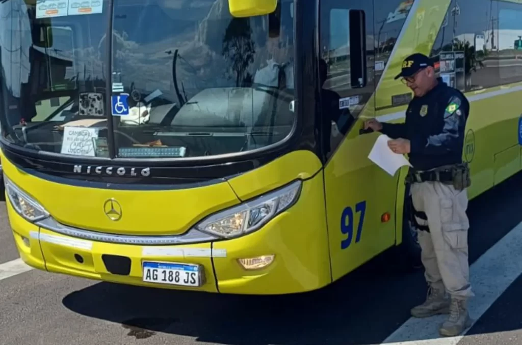 PRF fiscaliza veículos estrangeiros na BR-101 em Araranguá para identificar e cobrar multas pendentes de motoristas argentinos