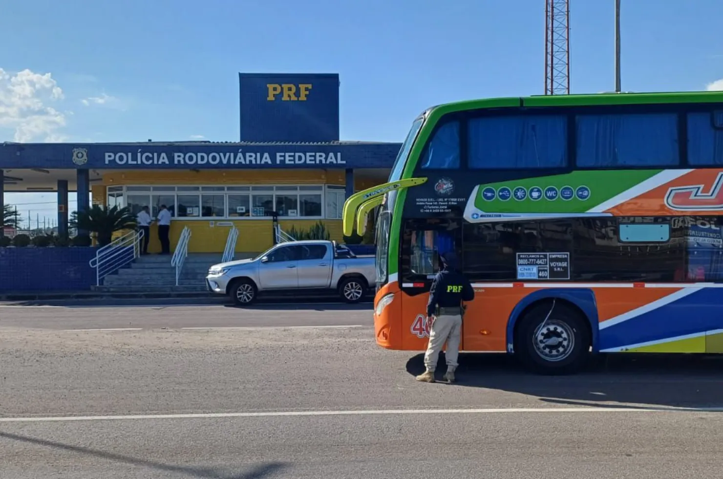 PRF fiscaliza veículos estrangeiros na BR-101 em Araranguá para identificar e cobrar multas pendentes de motoristas argentinos