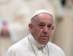 Papa Francisco é hospitalizado