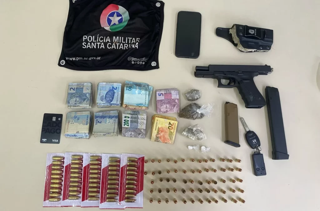 Arma, carregador, munições, drogas e dinheiro apreendidos pela Polícia Militar em Criciúma
