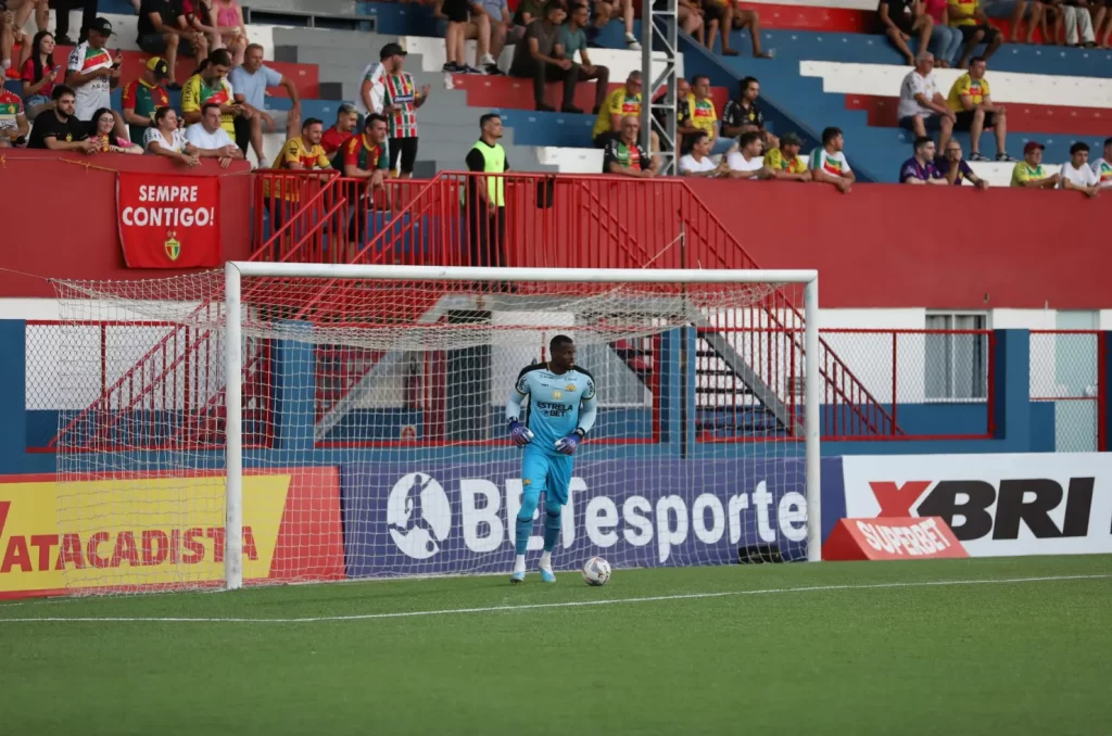 Goleiro Caíque, do Criciúma que sofreu racismo na partida contra o Brusque