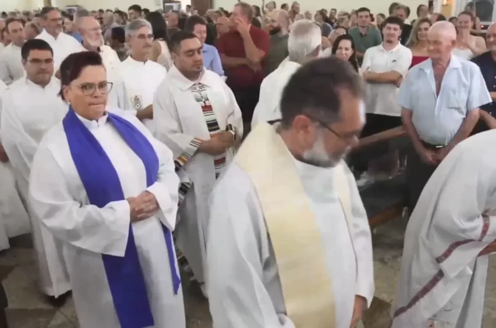 Ministra Anglicana participa de Missa Católica em Chapecó