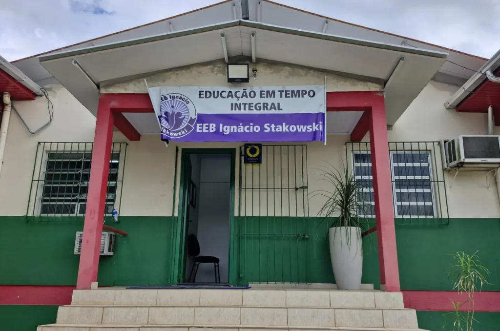 Imagem da área externa da EEB Ignácio Stakowski, no bairro Presidente Vargas em Içara, que teve problemas relacionados ao calor