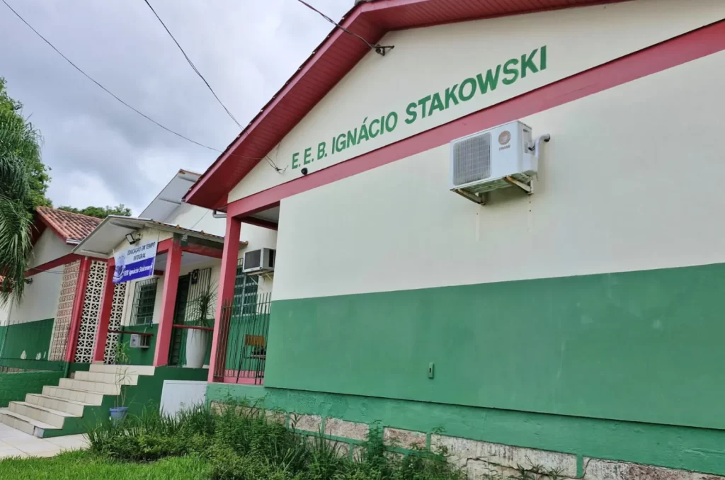 Imagem da área externa da EEB Ignácio Stakowski, no bairro Presidente Vargas em Içara, que teve problemas relacionados ao calor