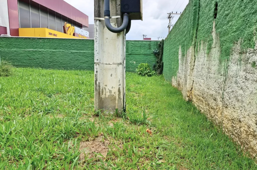 Imagem da área externa da EEB Ignácio Stakowski, no bairro Presidente Vargas em Içara, que teve problemas relacionados ao calor