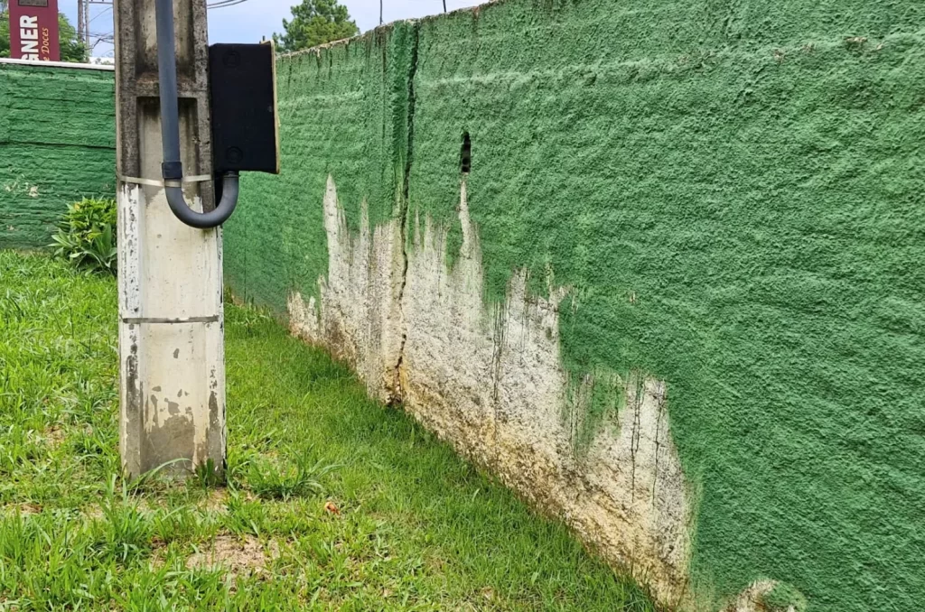 Imagem da área externa da EEB Ignácio Stakowski, no bairro Presidente Vargas em Içara, que teve problemas relacionados ao calor
