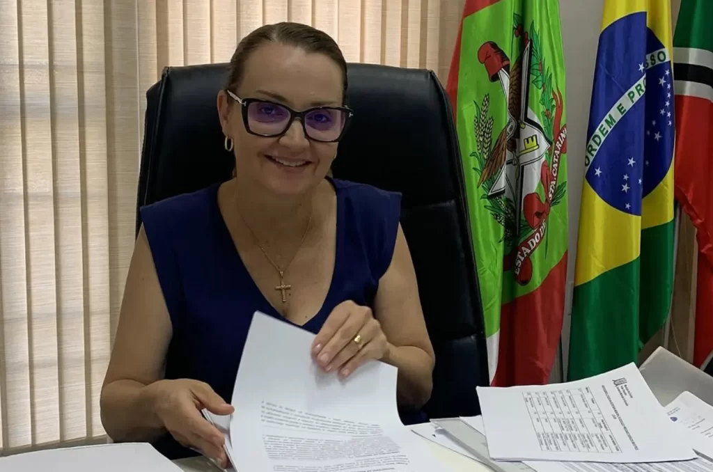 Secretária atualiza situação dos ares-condicionados nas escolas