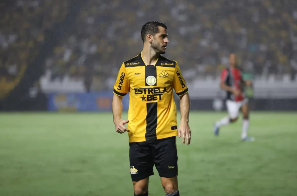 Fellipe Mateus disputando uma partida pelo Criciúma