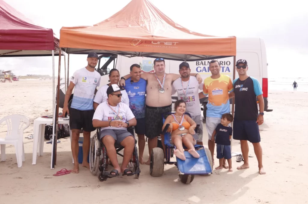 Surfistas com deficiência participam do evento Inclusão no Surf em Balneário Gaivota