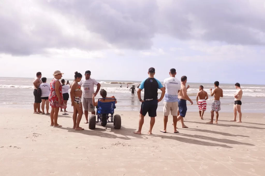 Surfistas com deficiência participam do evento Inclusão no Surf em Balneário Gaivota