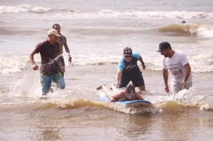 Surf inclusivo agita Balneário Gaivota
