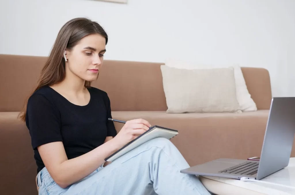 Ilustração de uma consulta por telepsicologia